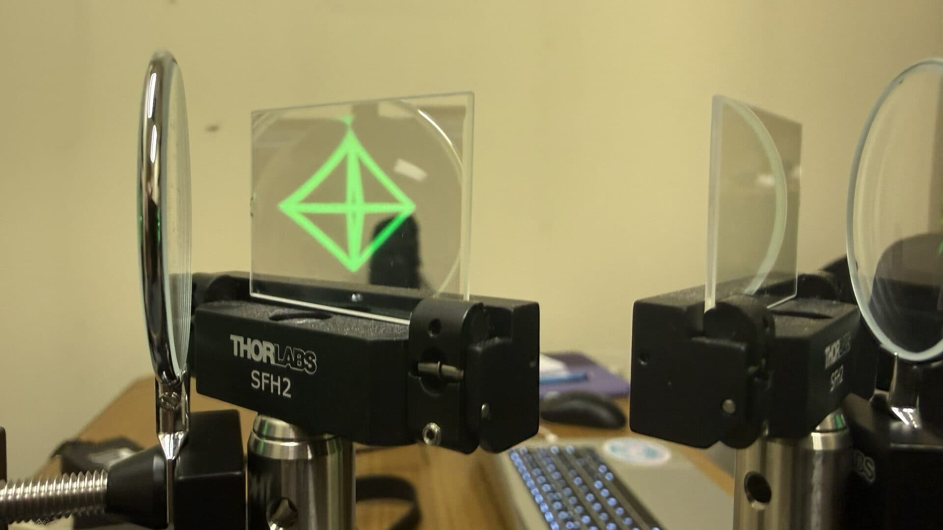 Front-on view of the stimulus through the beam splitter